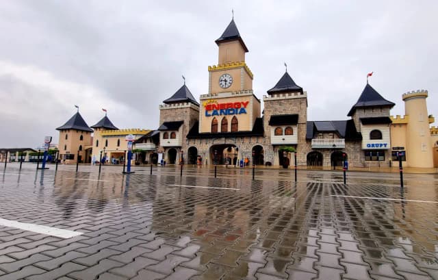 Energylandia jak pada deszcz - co warto wiedzieć o atrakcjach w deszczu