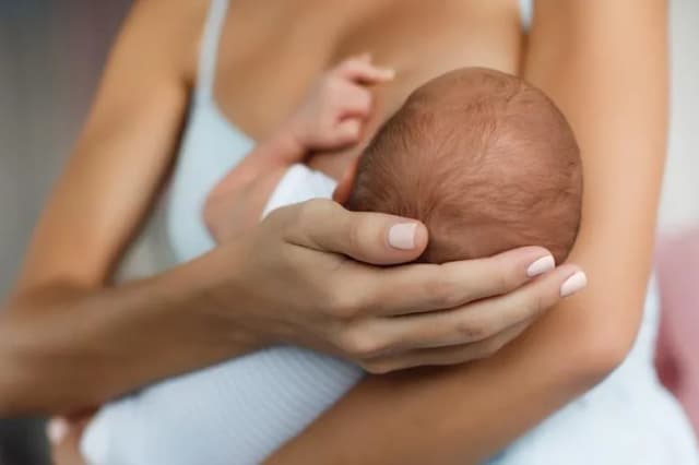 Ile powinien jeść noworodek karmiony piersią? Odpowiedzi na najważniejsze pytania Ile powinien jeść noworodek karmiony piersią? Odpowiedzi na najważniejsze pytania