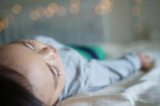 Jak oduczyć pampersa w nocy i uniknąć frustracji rodziców