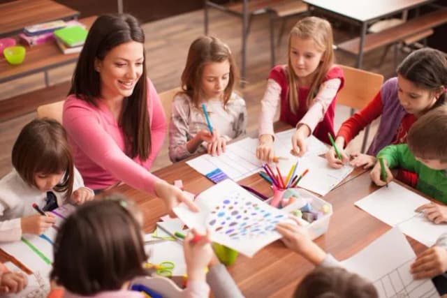 Ile godzin pracuje nauczyciel w przedszkolu? Poznaj prawdę o ich czasie pracy
