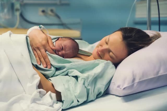 Czy ciepły prysznic przyspiesza poród? Fakty i korzyści dla przyszłych mam