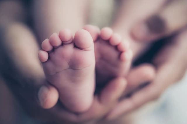 Ile pieniędzy dać na narodziny dziecka? Poznaj polskie zwyczaje